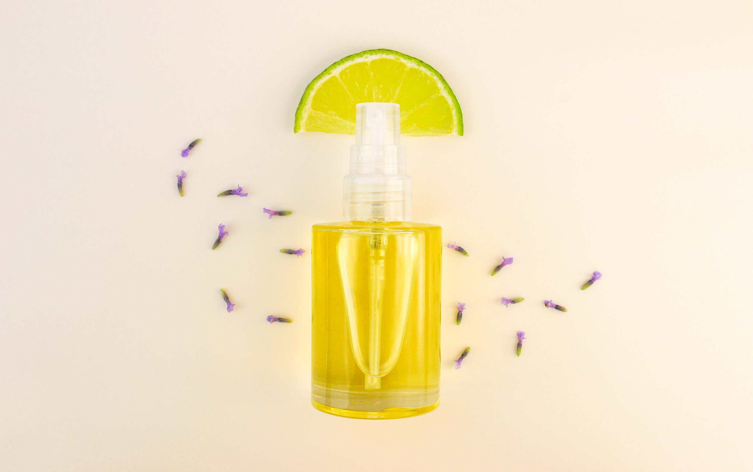 huile massage santal hydratante nourrissante légère non grasse absorbante pénétrante apaisante relaxante sensorielle parfumée boisée naturelle revitalisante cutanée soyeuse main image 0