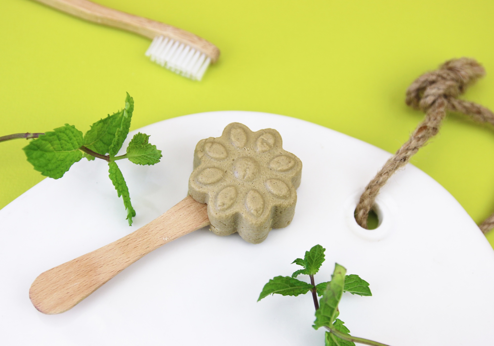 Dentifrice naturel solide à la Menthe des champs AromaZone