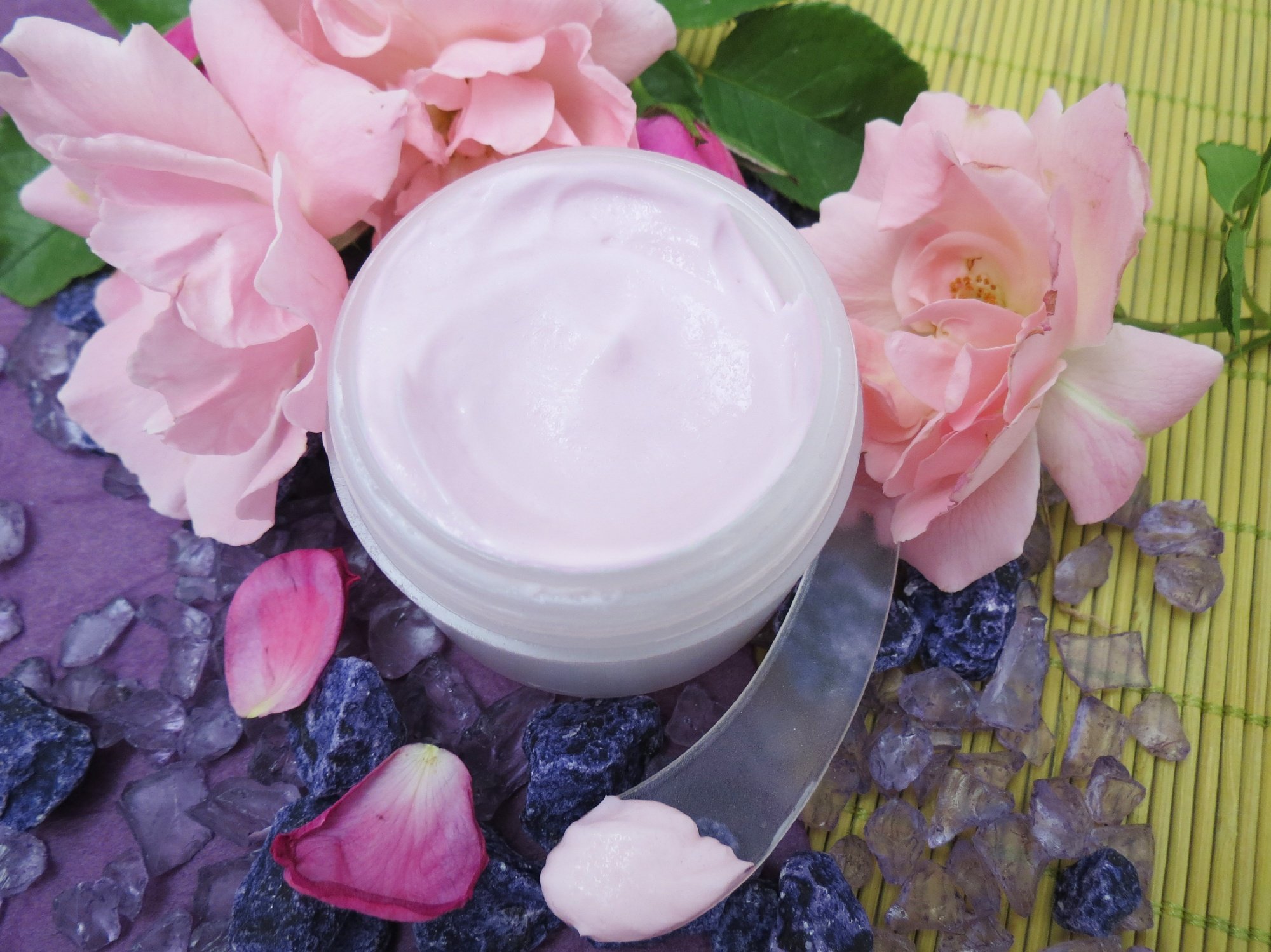 Crème jeunesse rose & violette pour peaux sèches et sensibles
