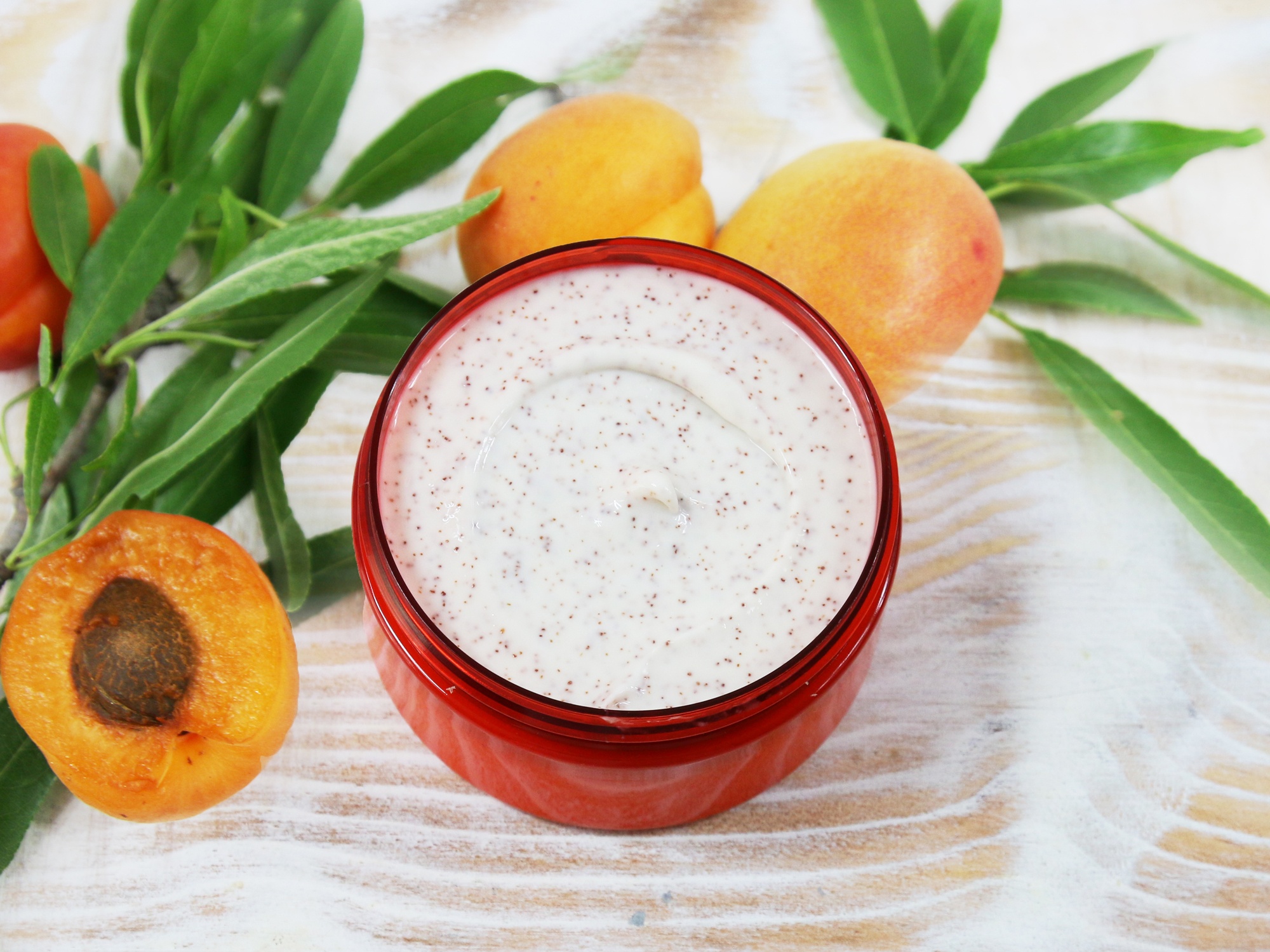 Crema esfoliante ai noccioli di albicocca viso e corpo