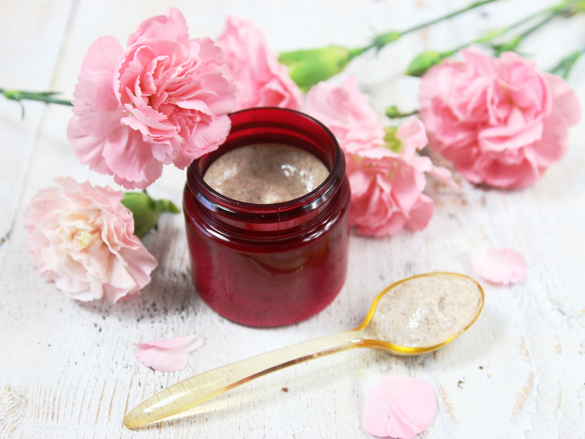 Gommage visage à la Rose AromaZone