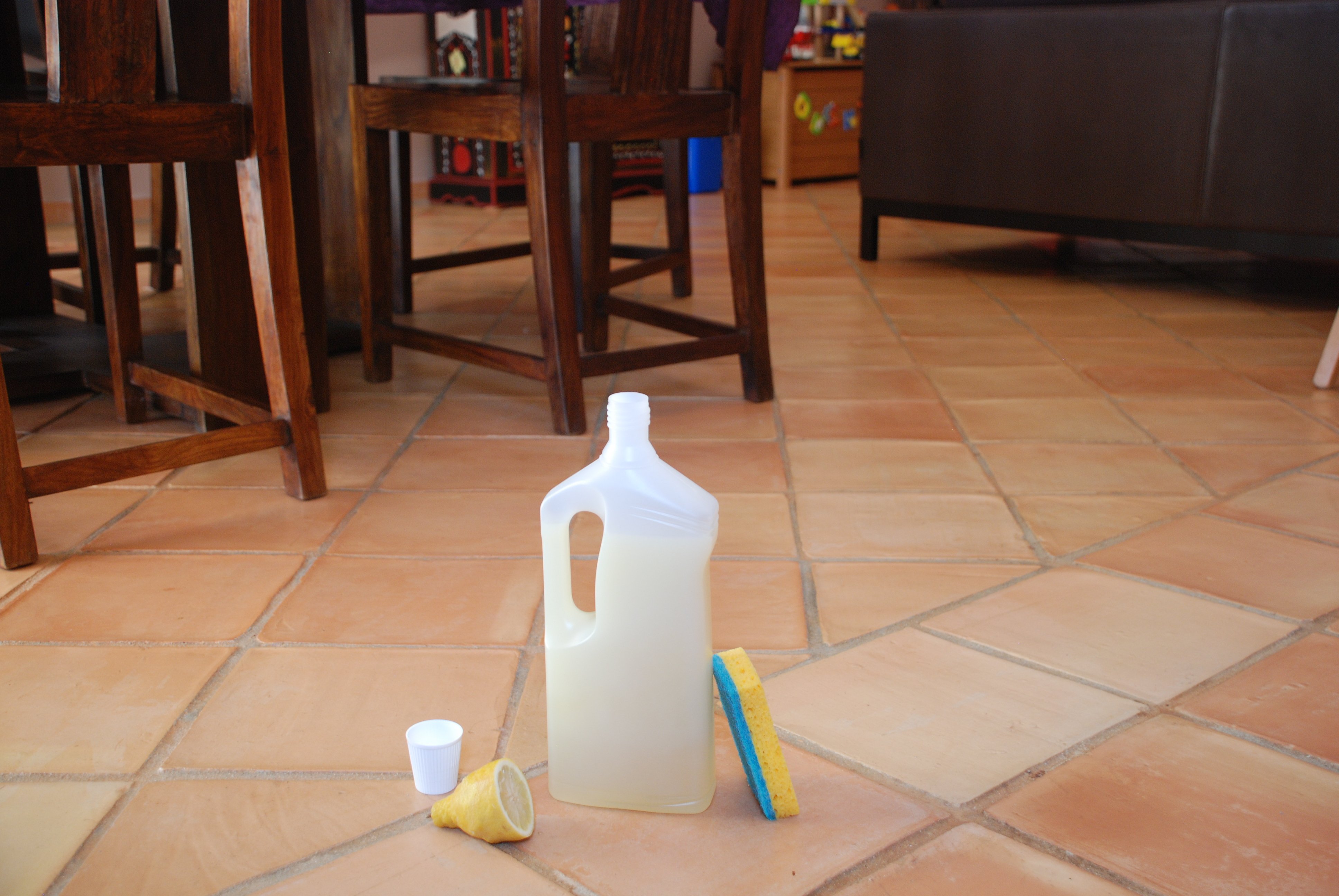 Detergente ecologico per pavimenti purificante e disincrostante con Sapone nero