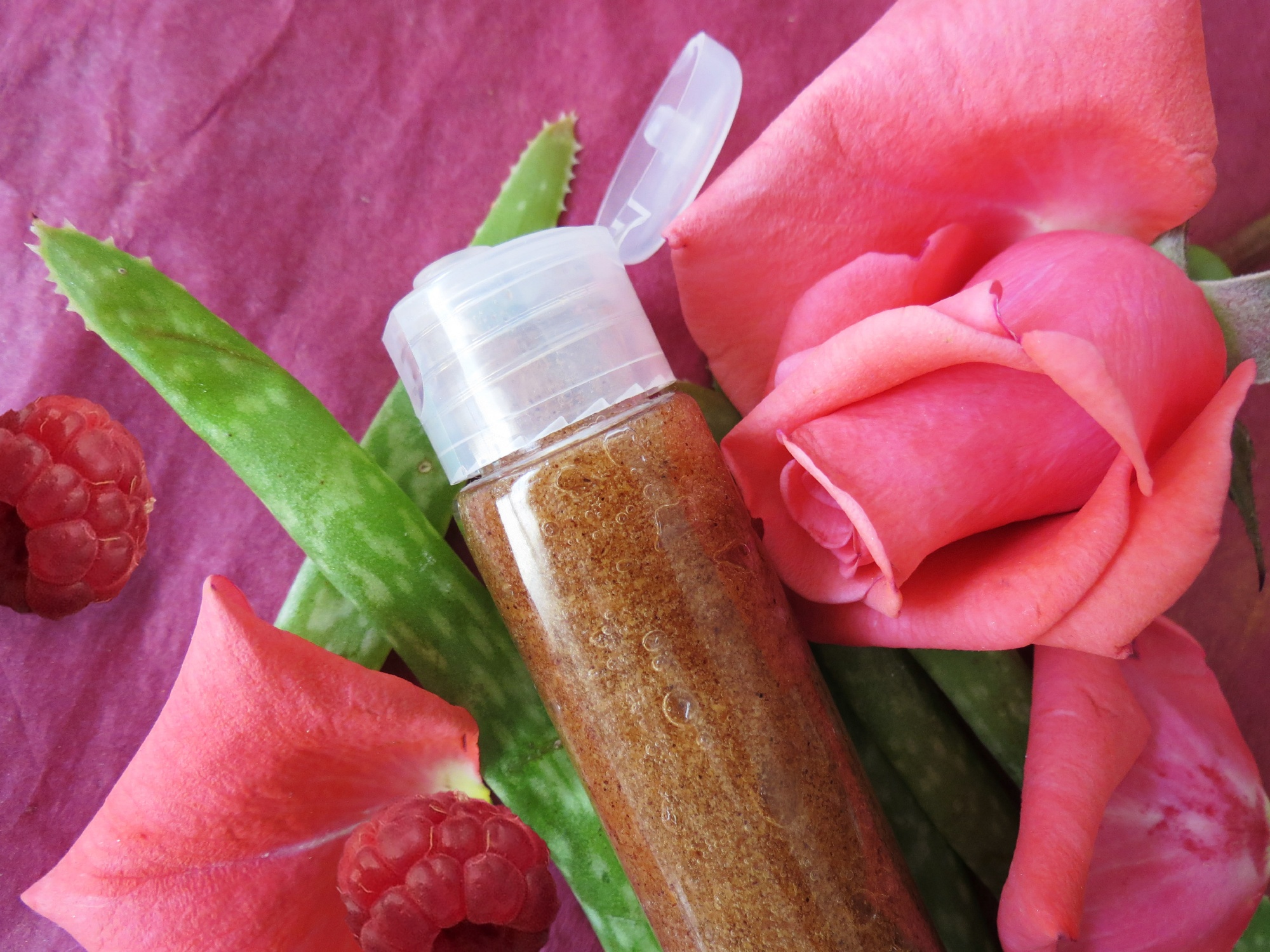 Gommage visage rose, framboise & aloe vera 