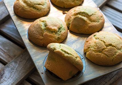 Muffins fondants au thé matcha et au chocolat blanc