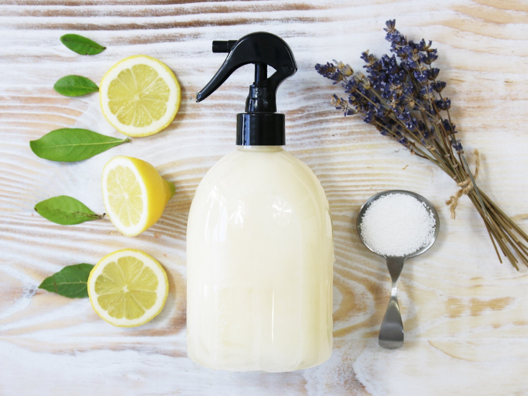 Spray nettoyant naturel anti-calcaire pour salle de bain 