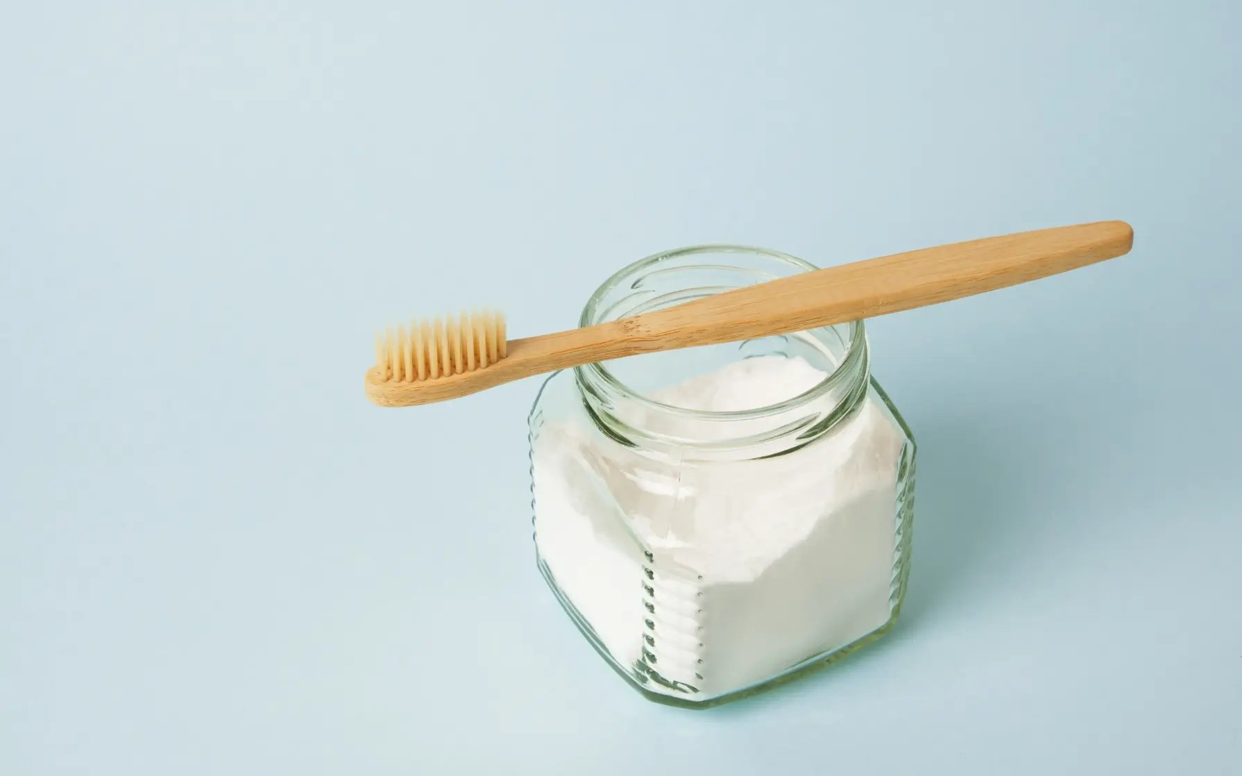 Le bicarbonate de soude sur les dents : actions, usages et idées recettes