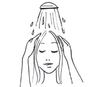 Terminez la douche par un vinaigre de rinçage pour démêler les cheveux secs facilement et neutraliser le calcaire qui assèche la chevelure.