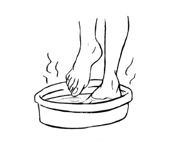 Faîtes des bains de pieds avec du bicarbonate de soude pour neutraliser l'acidité responsable des odeurs de transpiration