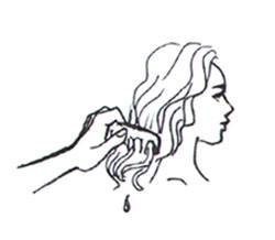 Appliquez un soin hydratant et démêlant à la sortie de la douche pour faciliter le coiffage et discipliner les cheveux crépus et frisés des enfants
