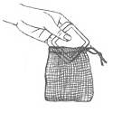 Pochon  : Etape 1 - Après usage, insérer le savon dans le pochon en coton bio