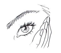 Appliquez un soin contour des yeux régulièrement pour éviter les rides et diminuer leur profondeur