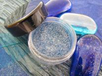 Petit pot de paillettes bleues