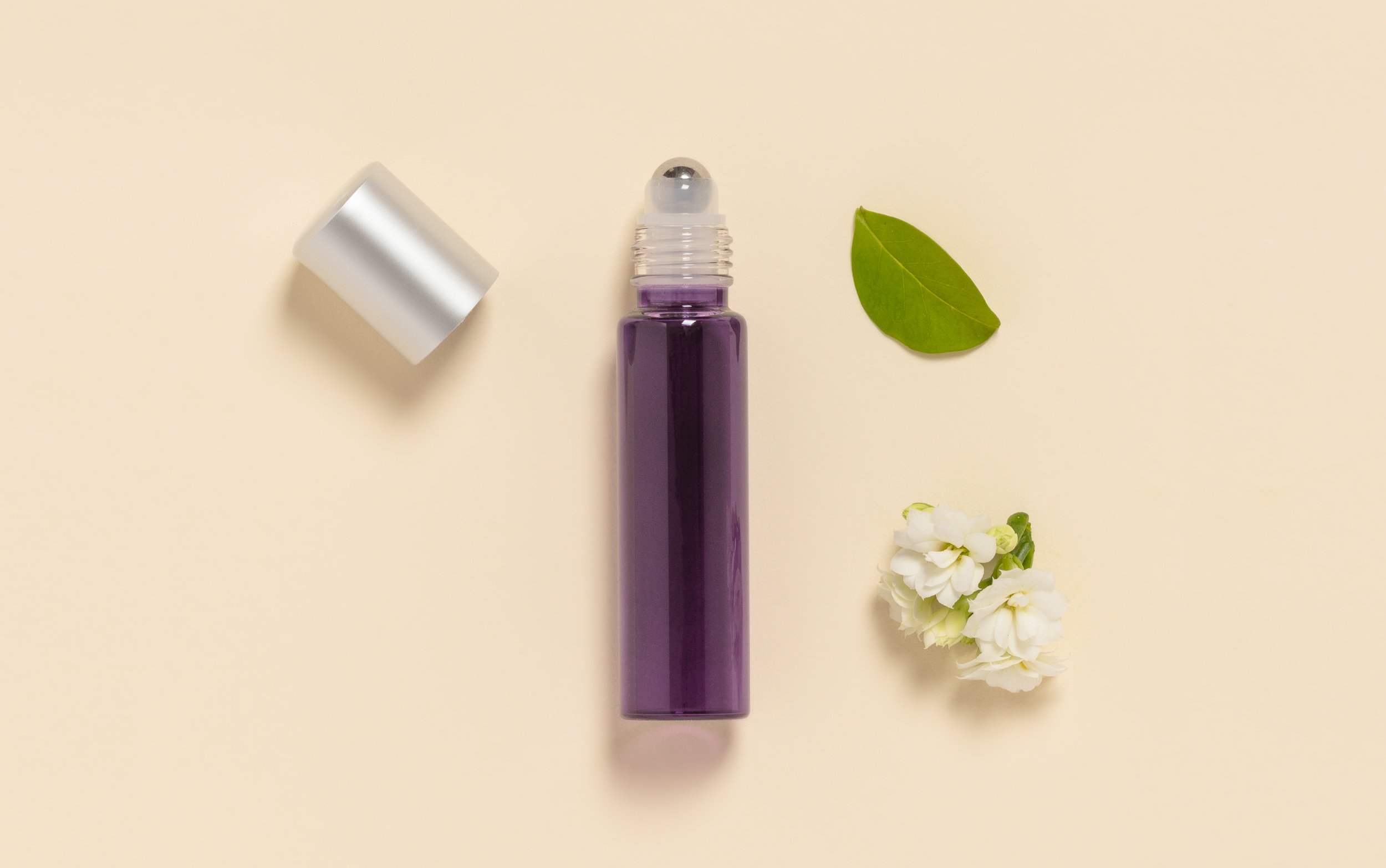 Flacon roll-on 15 ml en verre coloré violet et bille acier
