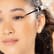 Femme appliquant de l'eye liner noir