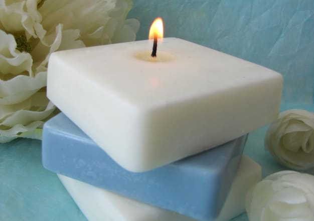 Bougie parfumée aux fleurs de lilas blanc & camomille bleue