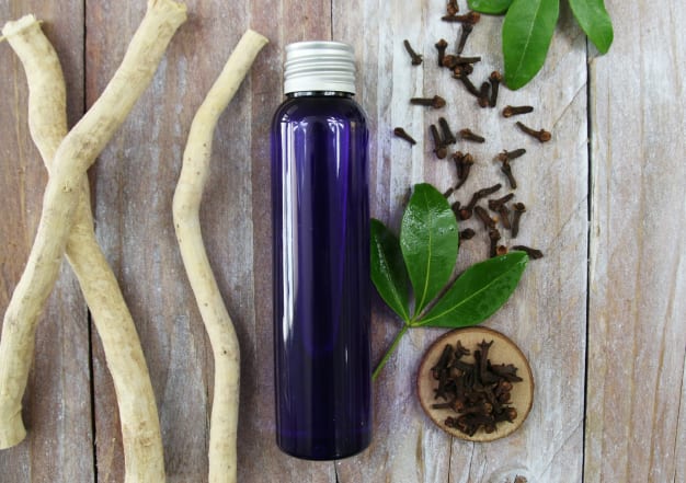 Bain de bouche ayurvédique au Siwak