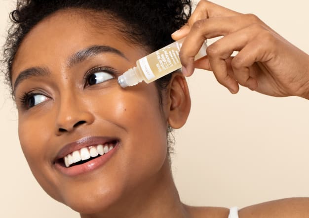 Model-serum-contour-yeux