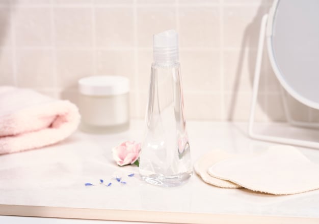 N451809 Eau-Micellaire-Nettoyante-aux-Fleurs-de-Rose-et-Bleuet web