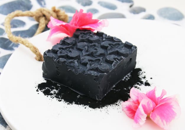 Savon noir au charbon purifiant rituel du Japon