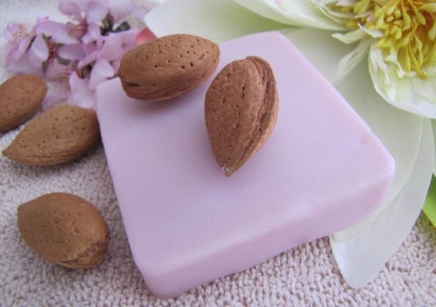 Savon ayurvédique "peau de bébé" Amande & Lotus sacré