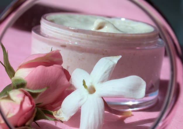 Crème de gommage visage au jasmin & rose