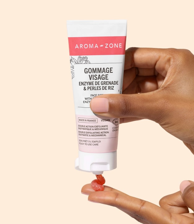 Personne qui tient un gommage visage Aroma-Zone