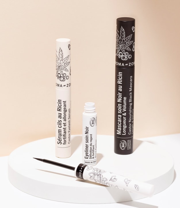 Eye liner et mascara noir dans une ambiance studio