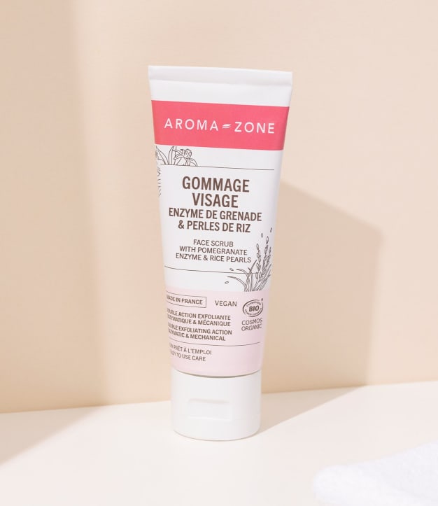 Gommage visage Aroma-Zone dans une ambiance studio