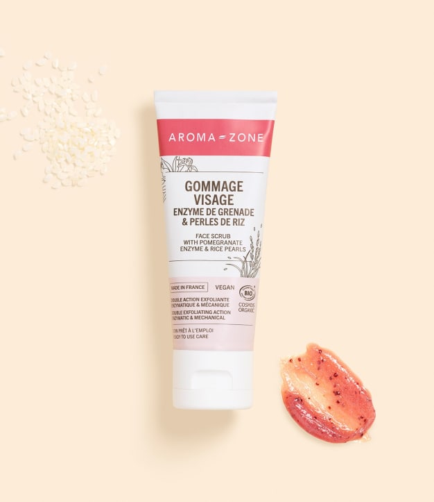 Gommage visage Aroma-Zone avec goutte de gommage à côté