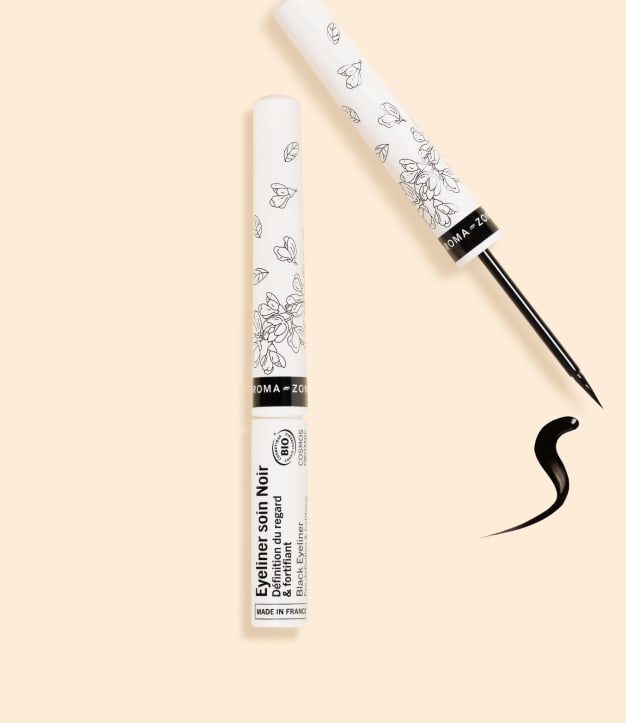 Eye liner noir sur fond beige