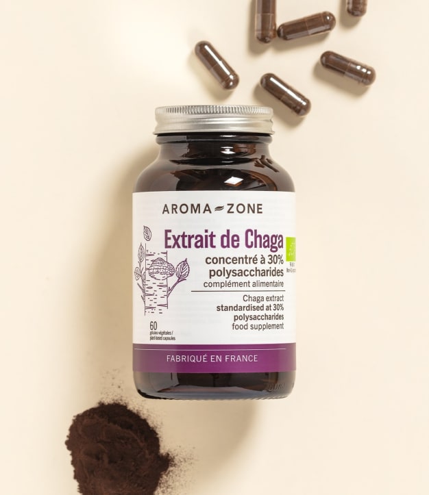 Complément alimentaire Chaga Aroma-Zone sur fond beige avec des gélules et de la poudre