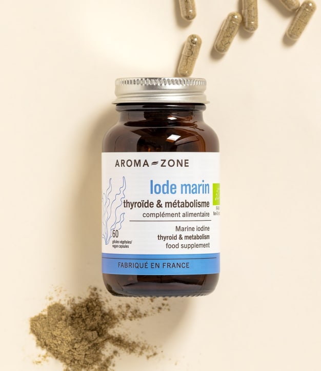 Complément alimentaire Iode Marin Aroma-Zone sur fond beige avec des gélules et de la poudre