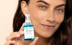 Wie lässt sich Hyaluronsäure mit Ihren Seren für die Haut kombinieren?