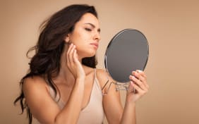 Bouton d’acné après le soleil : quelles solutions naturelles ?