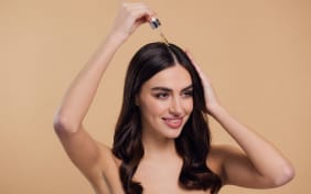 Huile sur les cheveux en été : un danger sous-estimé ?