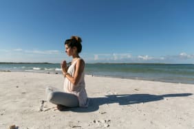 Yoga sur la plage : Des postures pour renforcer le corps et l'esprit