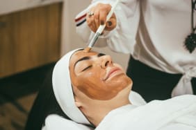 Réaliser un soin du visage complet avec des produits et techniques naturels