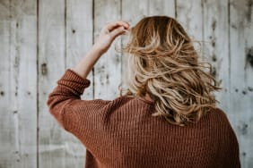 Huile de Jojoba : 6 bienfaits incroyables pour les cheveux