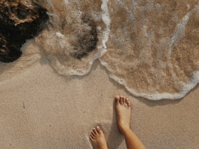 Marche pieds nus : les bienfaits de la marche pieds nus en été