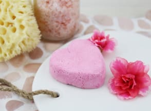 Bombe de bain aux pétales de roses