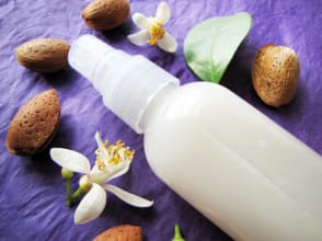 Eau micellaire nettoyante pour peaux sèches à l'amande