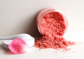 Sel de bain à la rose