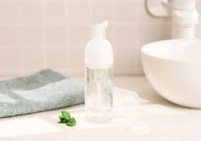 Schiuma detergente viso pelle pulita