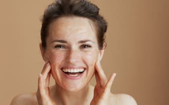 À moins de 7 €, ce gommage naturel Aroma-Zone fait des merveilles sur l’éclat de la peau