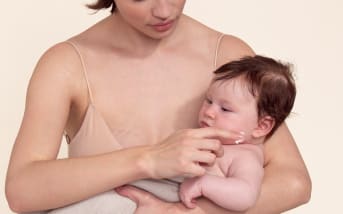 Boutons chez le bébé : Qu'est-ce que l'acné du nourrisson ?