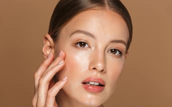 Pourquoi se coucher tard accélère le vieillissement de la peau (et comment l’éviter)