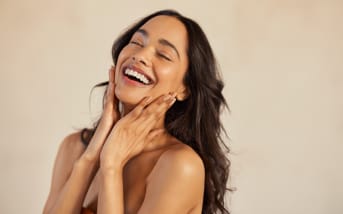 Envie de cheveux plus longs ? Ces 3 huiles Aroma-Zone accélèrent (vraiment) la pousse