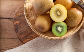 Manger des kiwis avant de dormir : l’astuce naturelle qui améliore vraiment le sommeil ?