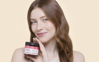 Glass hair: guida completa per avere capelli luminosissimi