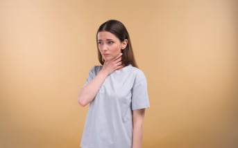 Mal de gorge angine : causes, symptômes, et solutions naturelles